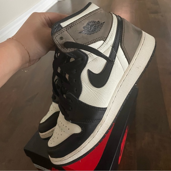 Jordan 1s (retro high) in dark mocha size 6Y/W8 - Picture 4 of 5